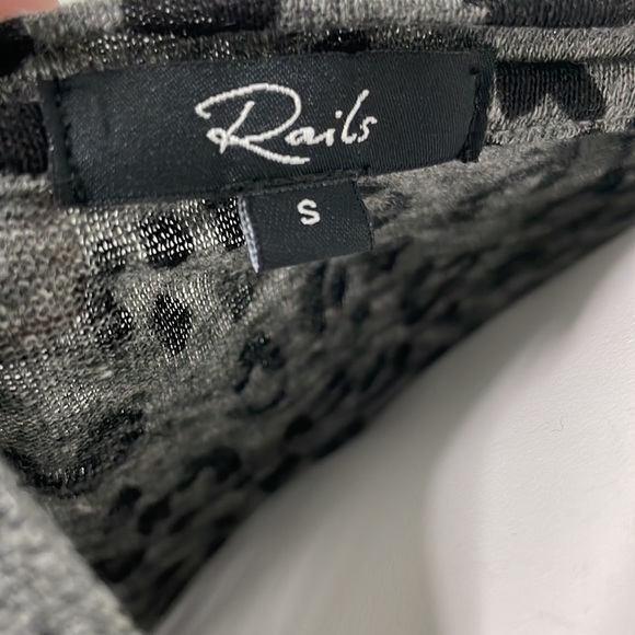 Rails Linen Charcoal Leopard Print LS Tee Mobwife - Picture 8 of 10